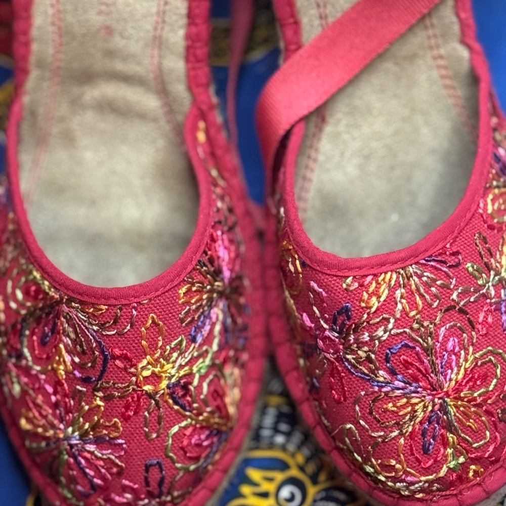 Apostrophe Red Wedge Espadrilles. intricate Embroidery. Good vintage condition.
